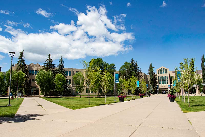 Photo of the quad in front of the main entrance of Mount Royal University.
